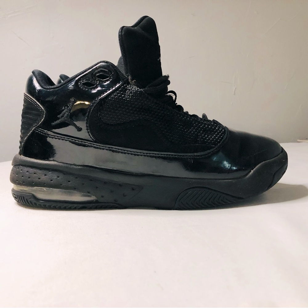 NIKE AIR JORDAN MAX AURA 2 TRIPLE BLACK MEN'S BASKETBALL SHOES SIZE 3.5